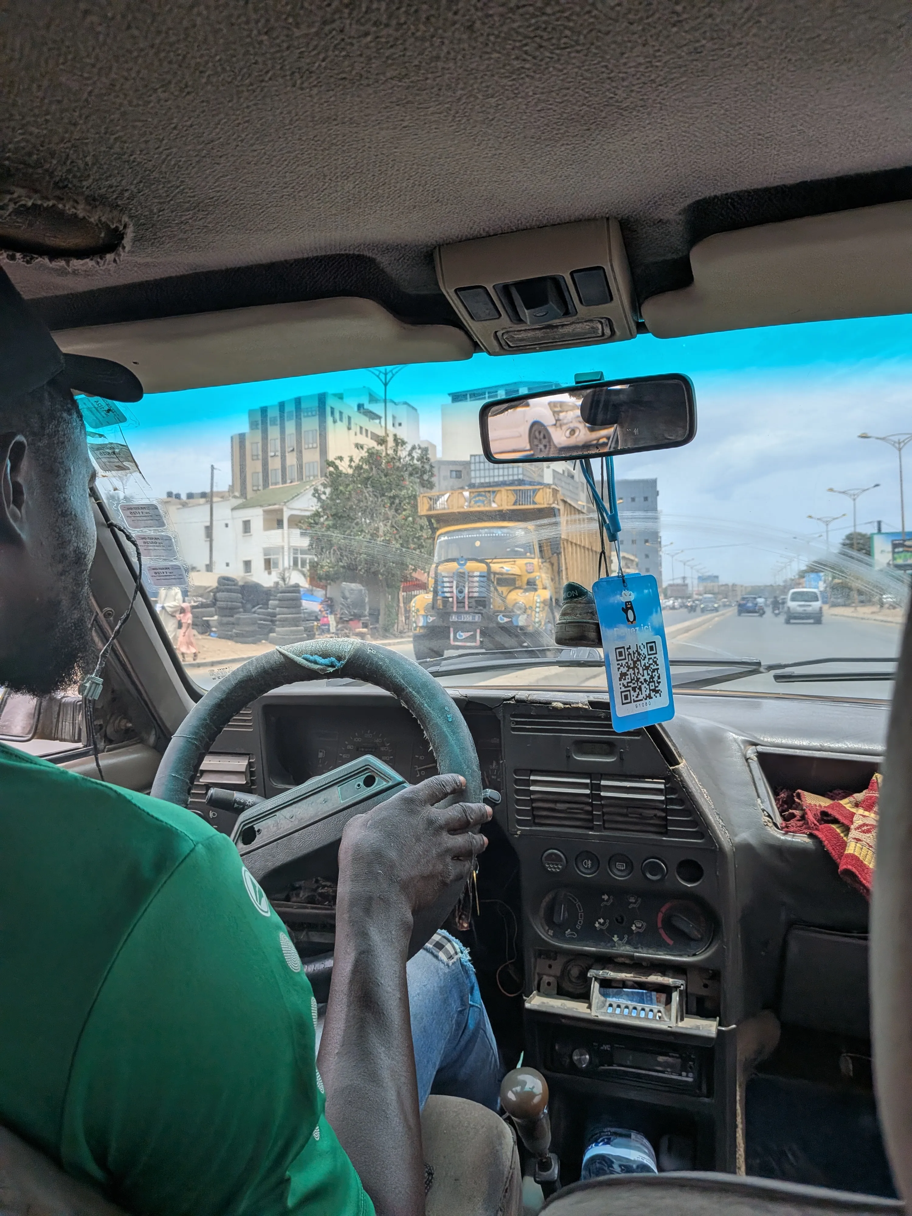 Un taxi jaune et noir dans une rue de Dakar